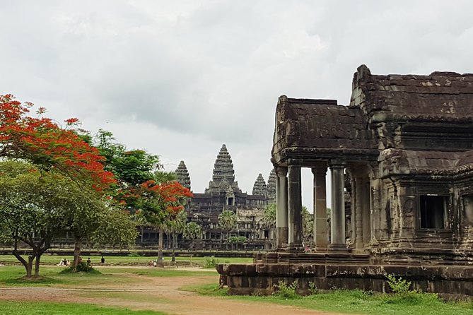 2 Day private tour: Small tour, Big tour, sunrise and sunset,floating village. - Day one among Angkor Wat, Bayon, and Ta Prohm