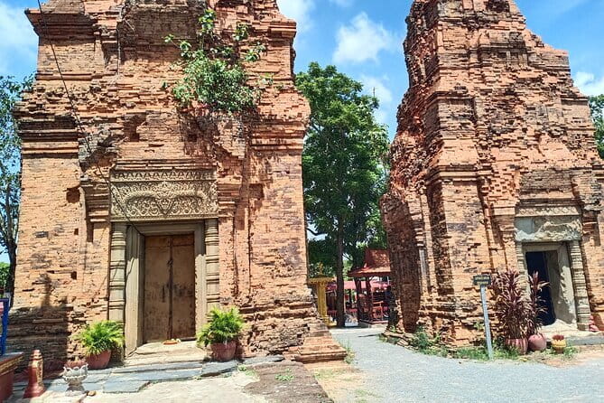 A Day Trip to Angkor Wat, Bayon, Taprohm from Phnom Penh - Srah Srang gives you a needed pause