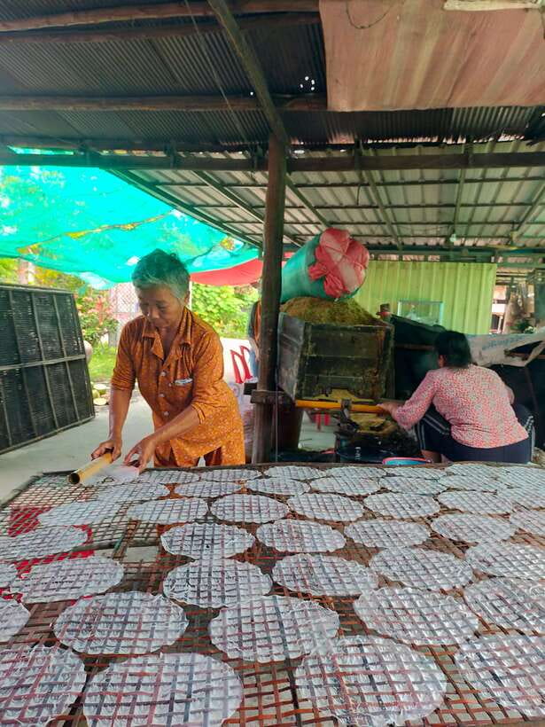 A Day TukTuk Handicrafts Bambootrain Killing&BatCaves,Sunset - Wat Samrong Knong and the weight of Cambodia’s past