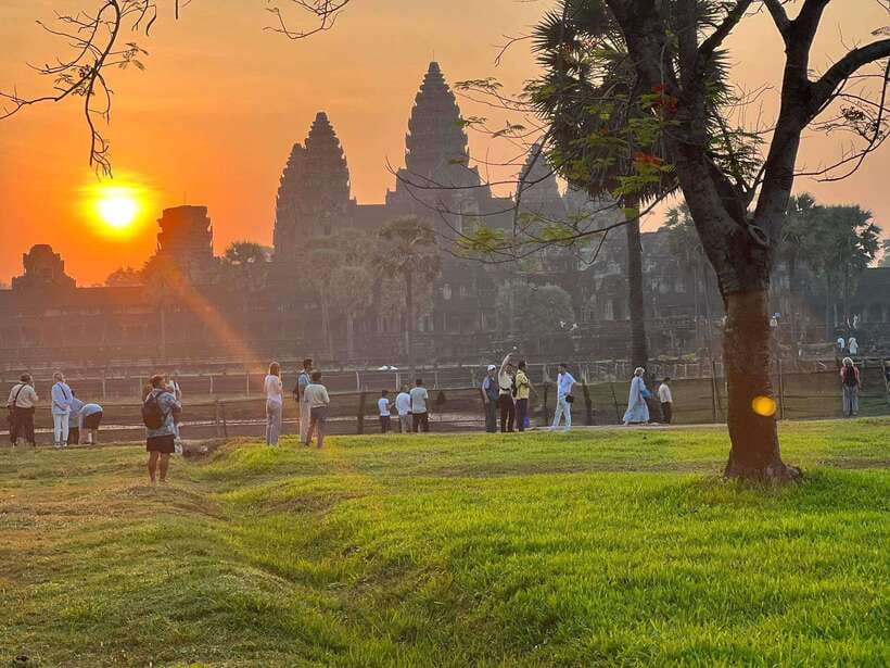 Angkor Wat 2-Day complex Sun rise & Sun set with Guided Tour - Food, water, heat, and the practical rhythm