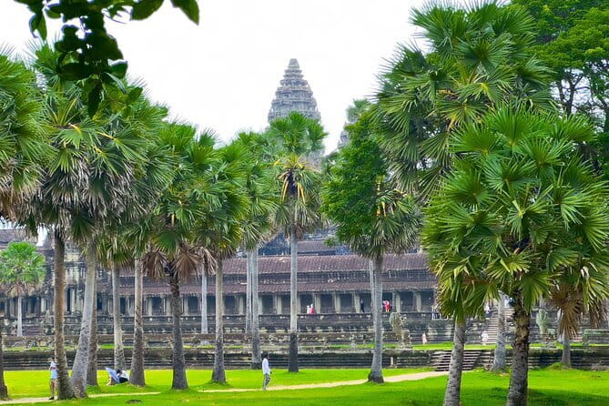 Angkor Wat 2 Days and a Half Temples & Tonle Sap-Small Group Tour - Breakfast near Srah Srang and the jungle at Ta Prohm