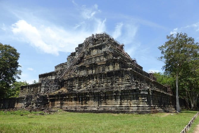 Angkor Wat Cycling Tour - Bayon and the faces of Angkor Thom