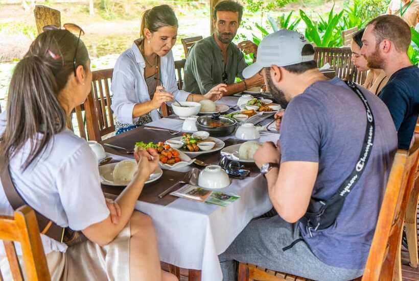 Angkor Wat: Guided Jeep Tour Inclusive lunch at local house - Fruit, drinks, and a welcome pause