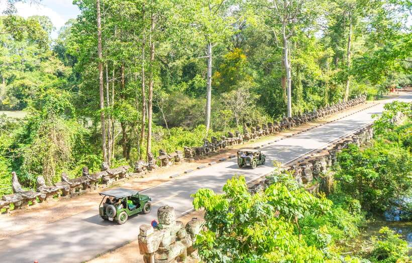 Angkor Wat: Guided Jeep Tour Inclusive lunch at local house - Bayon puts giant stone faces at the center