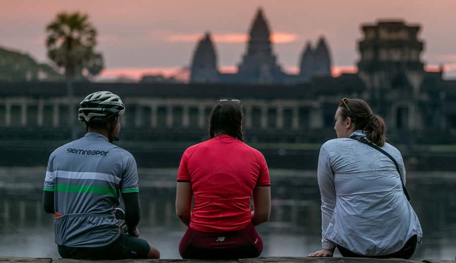 Angkor Wat: Guided Sunrise Bike Tour w/ Breakfast and Lunch - Breakfast beside Srah Srang