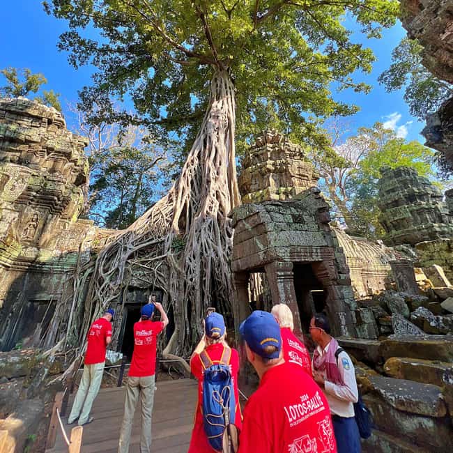 Angkor Wat in a vintage Jeep with driver - jeep rental - Clothing and comfort for the temple grounds