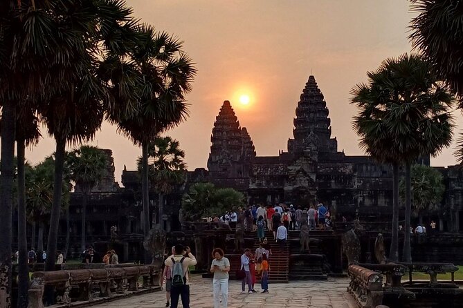 Angkor Wat Sunrise Tour - Reading the faces at Bayon Temple