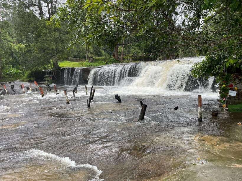 Banteay Srei, Kulen Waterfall & Beng Mealea Small-Group Tour - Guides, photographs, and the human touch