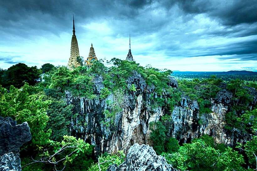 Battambang: Bamboo Train, Bat Cave, Killing Cave by Tuk Tuk - Crossing the suspension bridge at Kampong Pil