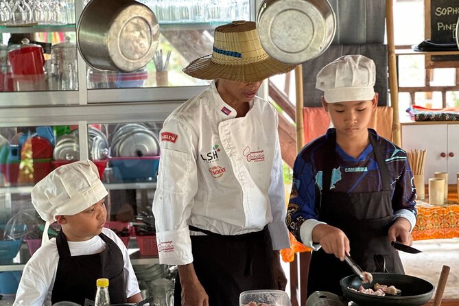 Battambang: Cooking Class and Market Touring - Shopping for ingredients at a Battambang market