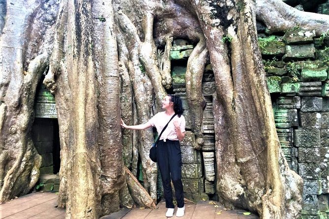 Best Temples Day Tour in Siem Reap with Sunset - Lunch and a pause beside Srah Srang