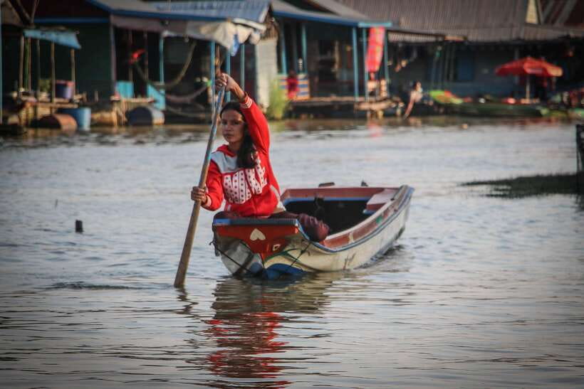 Floating Village and Tonlé Sap Sunset Tour - Meeting a family and learning how water life works