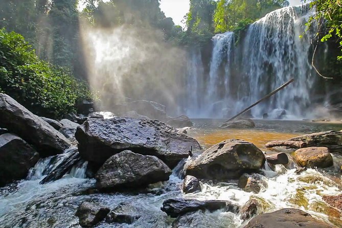 Four-day tour Angkor Wat, Banteay Srey, Beng Melea and Siem Reap discovery - Day 4: Tonle Sap, museum context, and living craft