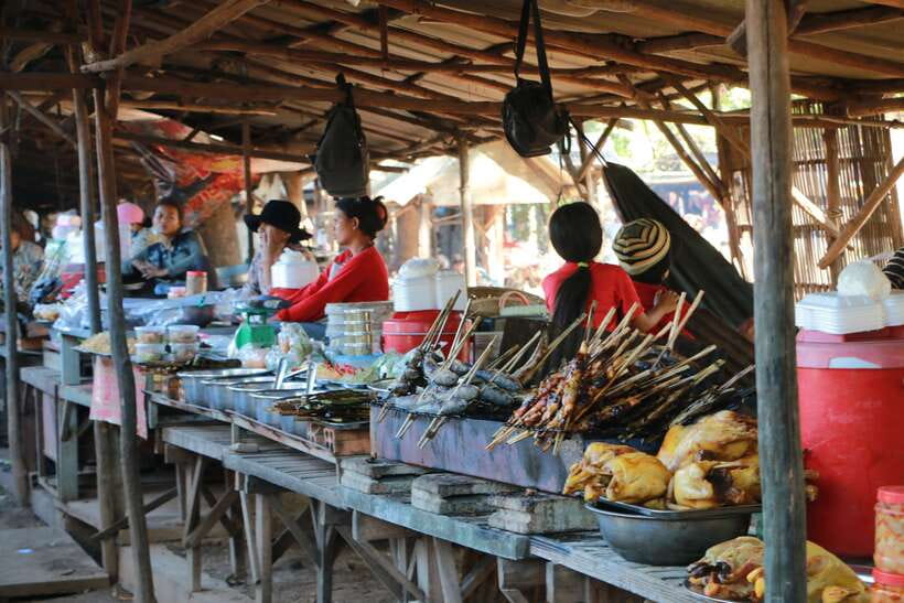 From Phnom Penh: Oudongk Mountain and Koh Chen Island Tour - Meeting the Buddhist nuns