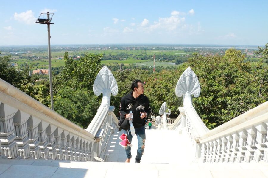 From Phnom Penh: Oudongk Mountain and Koh Chen Island Tour - Climbing Oudong Mountain, one step at a time