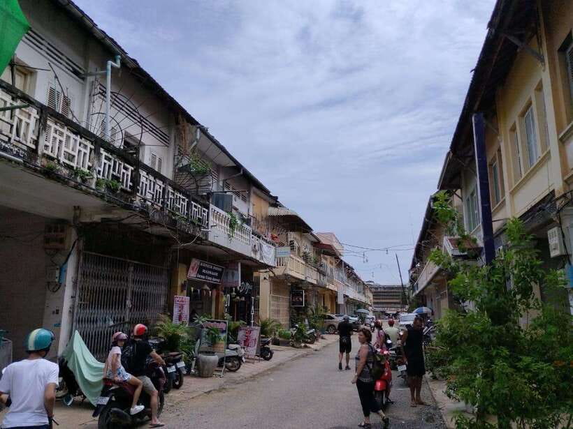 From Siem Reap: Battambang Day Trip Return or to Phnom Penh - Watching the Bat Cave flight at dusk