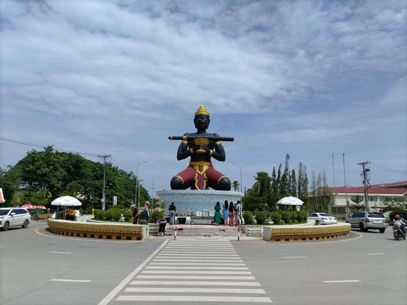 From Siem Reap: Battambang Day Trip Return or to Phnom Penh - Facing the past at Samrong Knong Killing Field