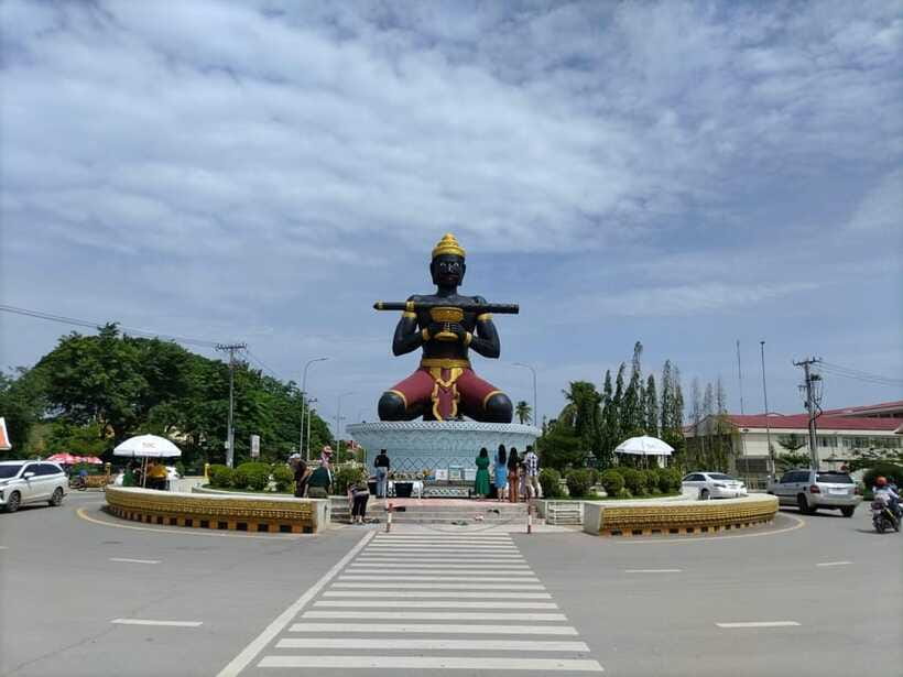 From Siem Reap: Battambang Day Trip Return or to Phnom Penh - Lunch and local food between the main stops