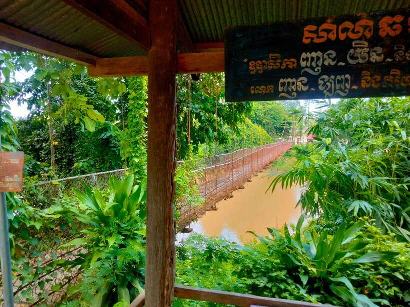 Full-day: Original bamboo train, Wat Banan, Phnom Sampov - Climbing the ancient stairs at Wat Banan