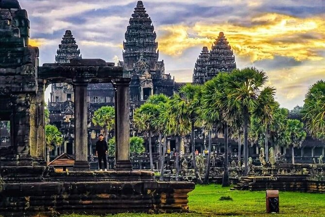 Full-Day Temples of Angkor Small Group Tour - Bayon’s smiling faces and Khmer royal power