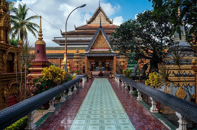 Highlights & Hidden Gems With Locals: Best of Siem Reap Private Tour - Starting at the Old Market and Pokambor Avenue