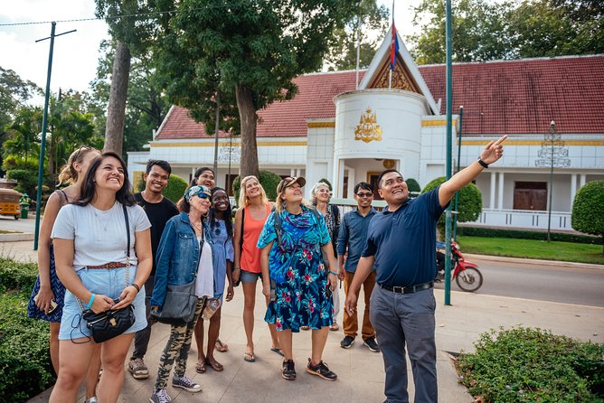 Highlights & Hidden Gems With Locals: Best of Siem Reap Private Tour - Tasting local flavors at Sok Heng Drink Shop