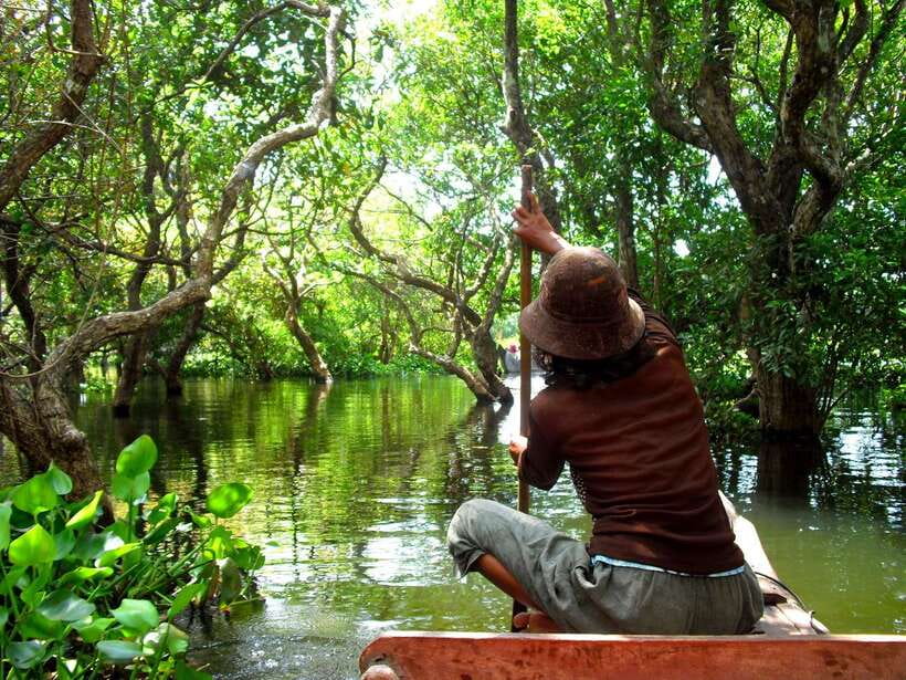 Kompong Phluk and Tonlé Sap Lake: Half-Day Tour - Boarding the boat at Tonlé Sap Lake