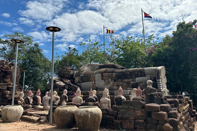 Oudong Mountain History and Pagoda Tour - Chey Odam combines a village market with a Khmer lunch