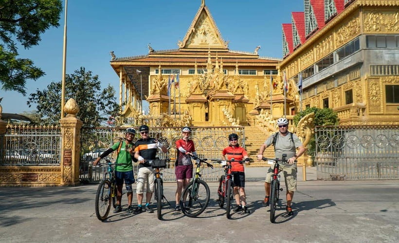 Phnom Penh: Bike & Boat Tour / E-Bike Available - The silk house and careful hand weaving