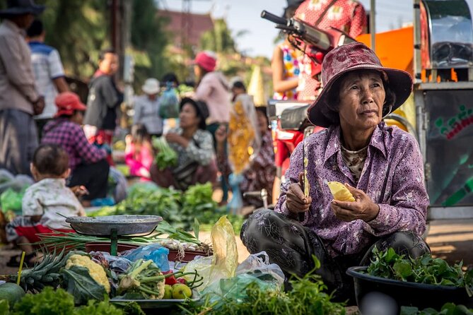 Phnom Penh city Tour by Cyclo - Wat Phnom and the city’s origin story
