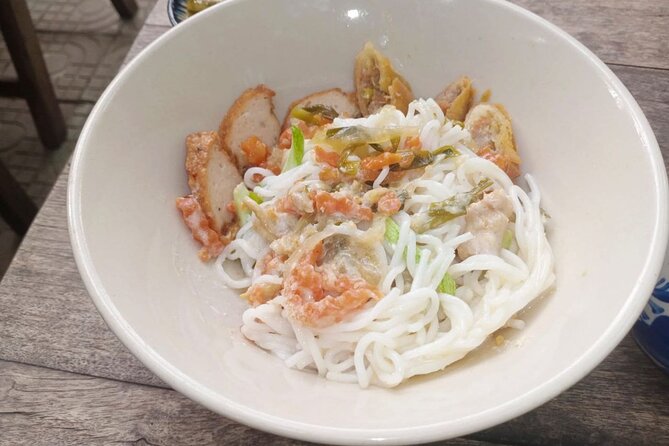 Phnom Penh Local Market & Morning Food Tour Include Drinks - Wat Phnom and the fresh noodle stop