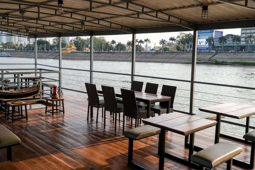 Phnom Penh: Mekong Sunset Dinner Cruise with Live Music - The best way to plan your evening