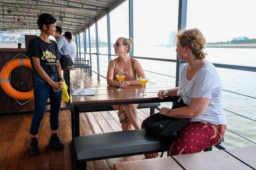 Phnom Penh: Mekong Sunset Dinner Cruise with Live Music - Two hours between sunset and city lights