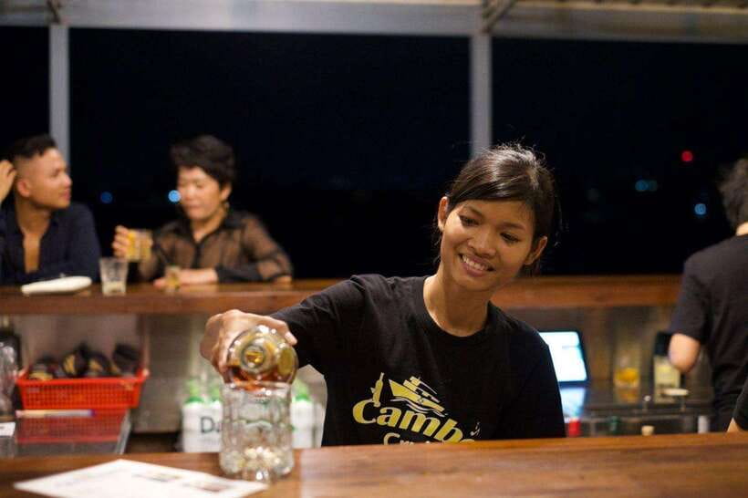Phnom Penh: Mekong Sunset Dinner Cruise with Live Music - What comes with the dinner package