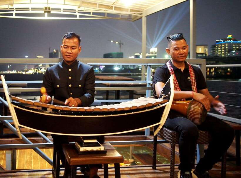 Phnom Penh: Mekong Sunset Dinner Cruise with Live Music - Who will enjoy this cruise most