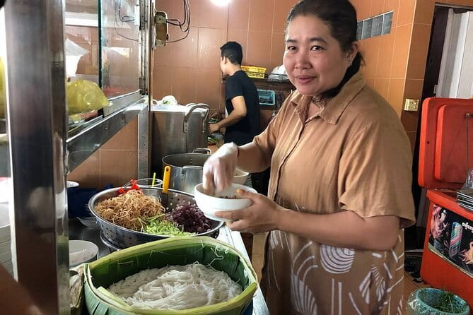 Phnom Penh Night City Highlights & Local Food tour by Tuktuk - Key points at a glance