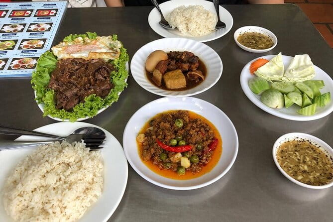 Phnom Penh Night City Highlights & Local Food tour by Tuktuk - Why Phnom Penh works so well after dark