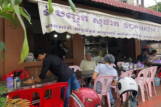 Phnom Penh Night City Highlights & Local Food tour by Tuktuk - Noodle soup near BotumVatey Pagoda