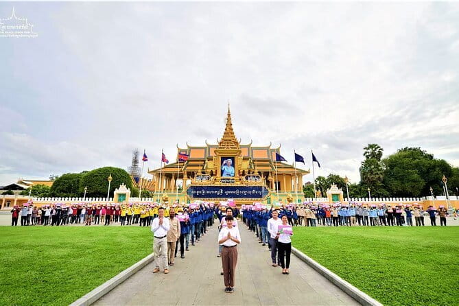 Phnom Penh Night City Highlights & Local Food tour by Tuktuk - Independence Monument and the city’s freedom story