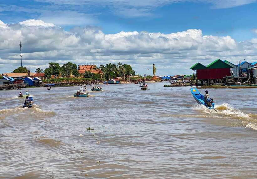 Phnom Penh - Siem Reap Road Transfer Plus Sightseeing - Kampong Kleang and life on Tonle Sap
