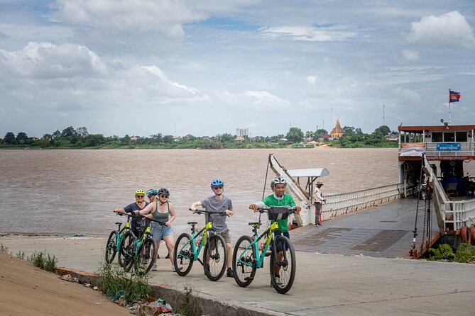 Phnom Penh Silk Island Bike Tour/ E-Bike or Tuk Tuk - Silk weaving at the community center