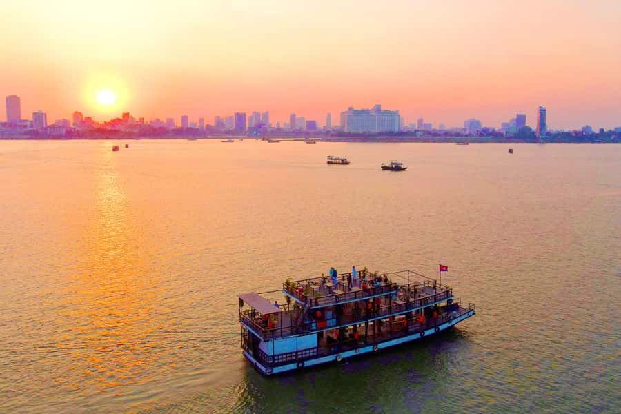 Phnom Penh: Sunset Cruise with Unlimited Beer &Fruit platter - Why Phnom Penh is better from the river