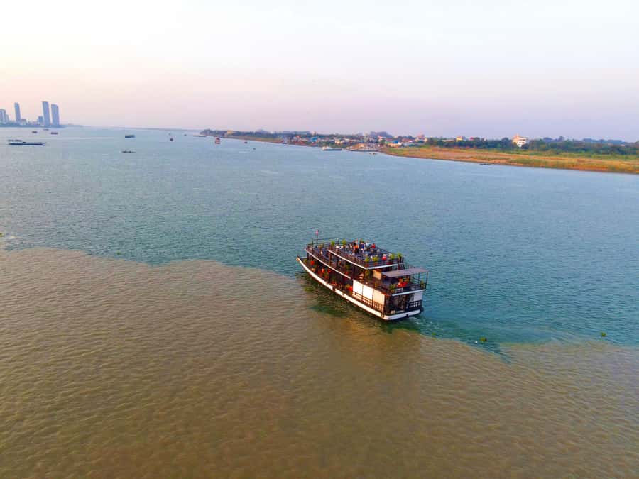 Phnom Penh: Sunset Cruise with Unlimited Beer &Fruit platter - Bridges, temples, and the Royal Palace