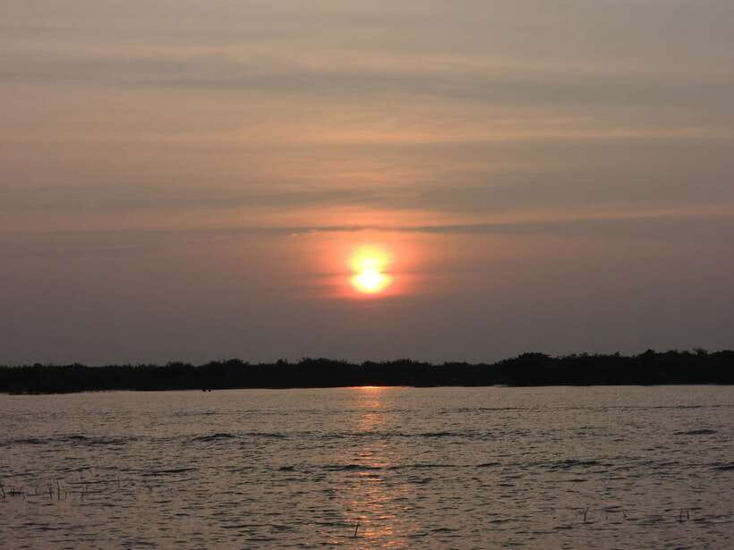 Phnom Penh to Siem Reap cruise/land tour (one way) - Leaving Phnom Penh by tuk-tuk and boat