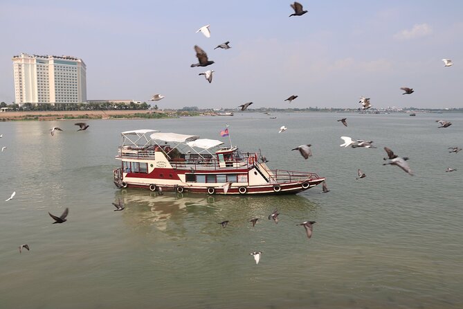 Phnom Penh to Siem Reap Cruise/road tour or Siem Reap/Phnom Penh - A shared BBQ lunch on the water
