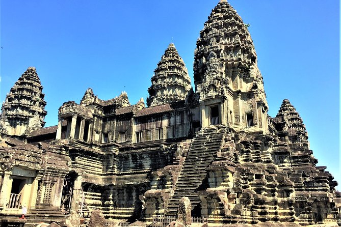Private Angkor Sunrise Bayon Ta Prohm Bonteay Srie Vip Tour - Ta Prohm and the Tomb Raider setting