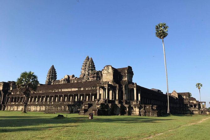 Private Angkor Sunrise Guided Tour - Bayon and the stone faces of Angkor Thom