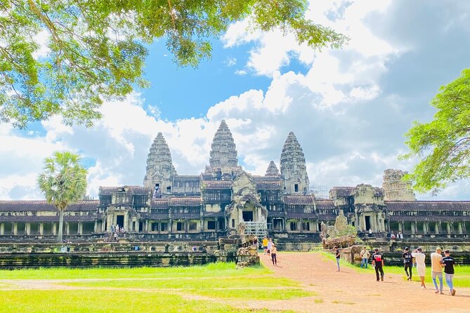 Private Angkor Wat and Lost Temple Jungle Tour - Angkor Thom’s South Gate and the road to Bayon