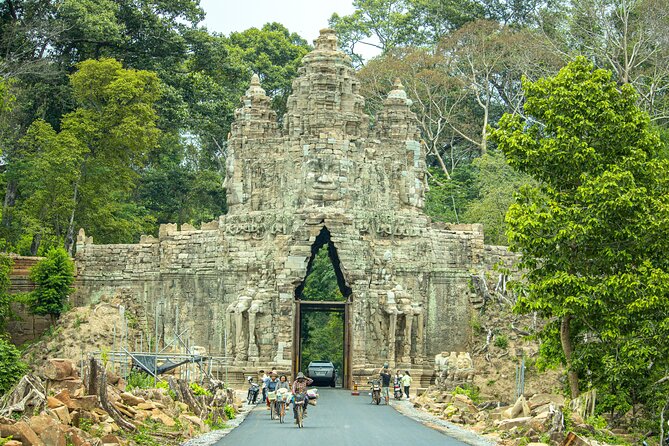 Private Angkor Wat Tour & Angkor Park/Heritage With Local Guide - Meeting the faces of Bayon