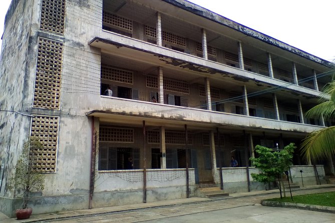 Private Half Day Trip to Genocidal Museum & Killing Field - Why these two Phnom Penh sites belong together
